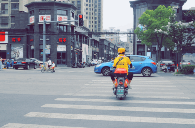 演员买超发布行车记录仪视频，称：开车时差点撞上闯红灯的外卖员