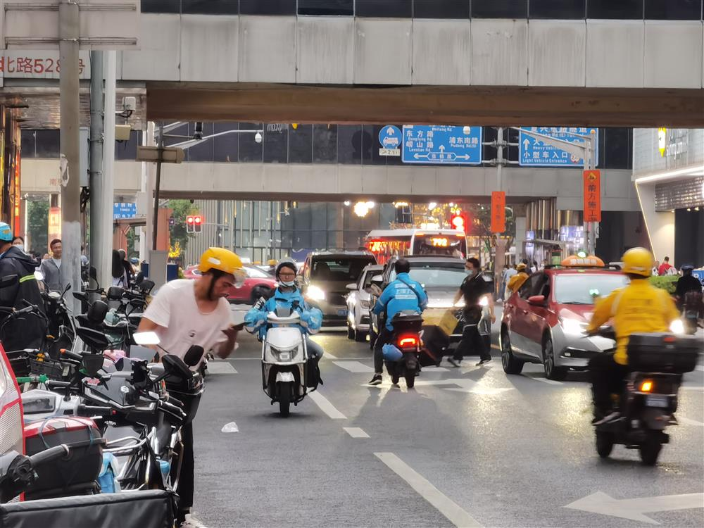 演员买超发布行车记录仪视频，称：开车时差点撞上闯红灯的外卖员