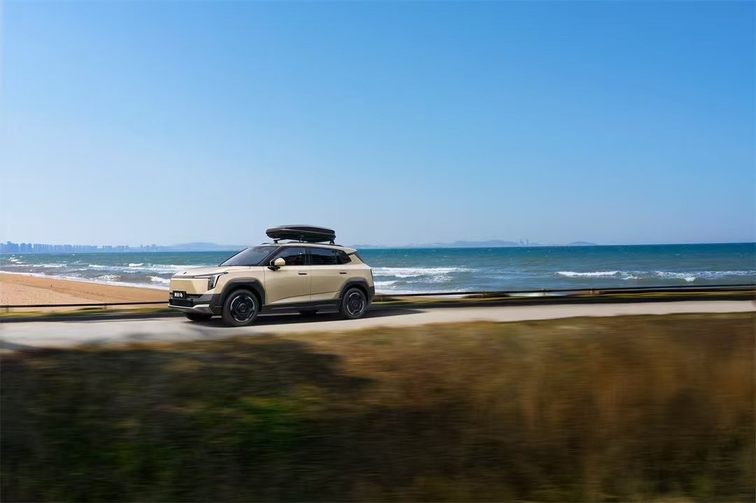 暑期购车，10万预算选家用纯电SUV,东风纳⽶06与元UP该如何选？