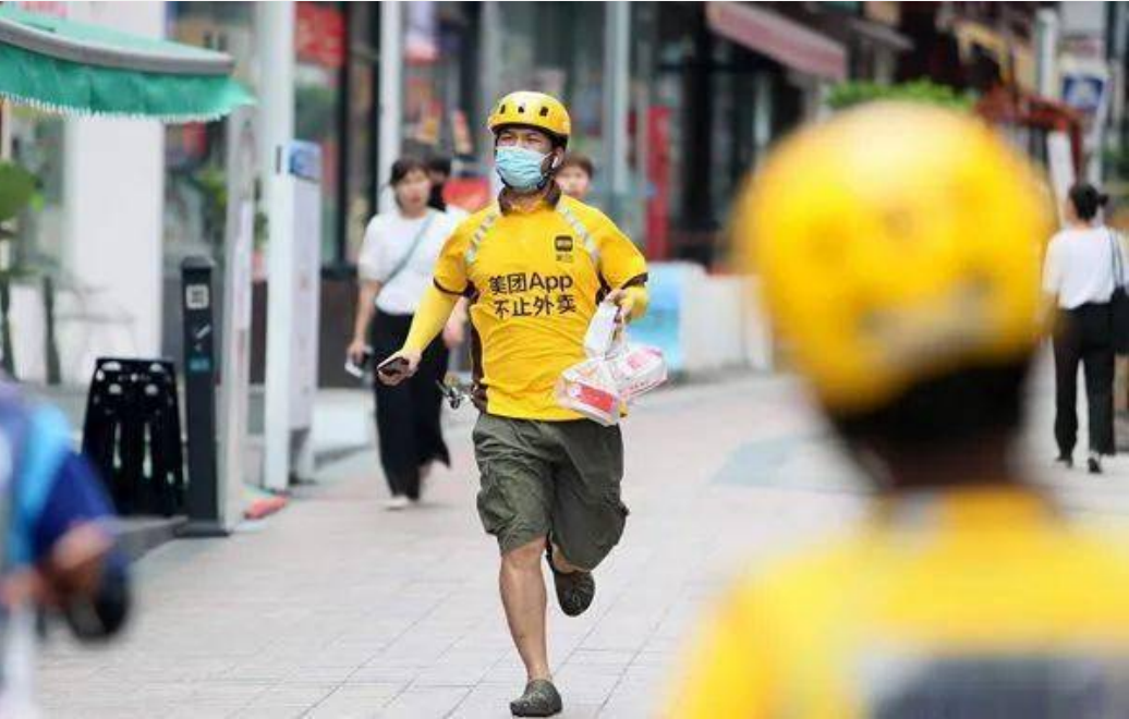 演员买超发布行车记录仪视频，称：开车时差点撞上闯红灯的外卖员