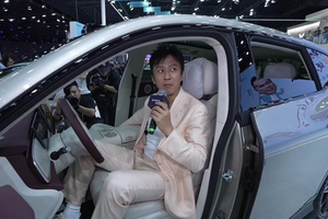 邓超闫闯车展喊话：全景天幕标配遮阳帘很重要