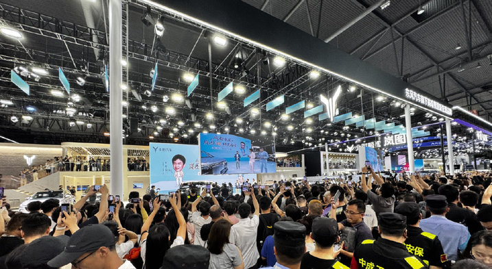 邓超车展现场″失控″！10分钟下定新款岚图梦想家！