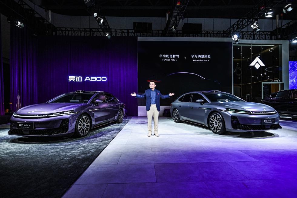 广汽携手华为首款智慧旗舰轿车——广汽昊铂A800亮相成都车展