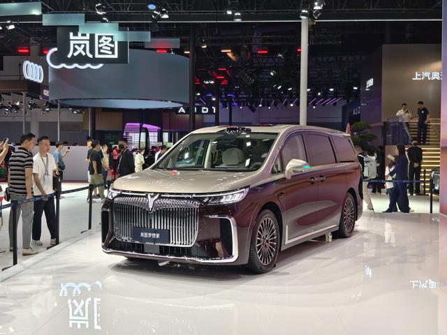 2025成都车展 2026款岚图梦想家预售价38.99万起