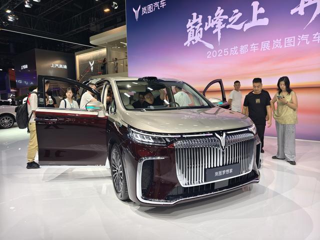 2025成都车展 2026款岚图梦想家预售价38.99万起