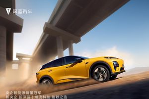 2025成都车展丨全新深蓝S07亮相，全系标配可变自适应悬架