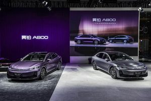 广汽携手华为首款智慧旗舰轿车——广汽昊铂A800亮相成都车展