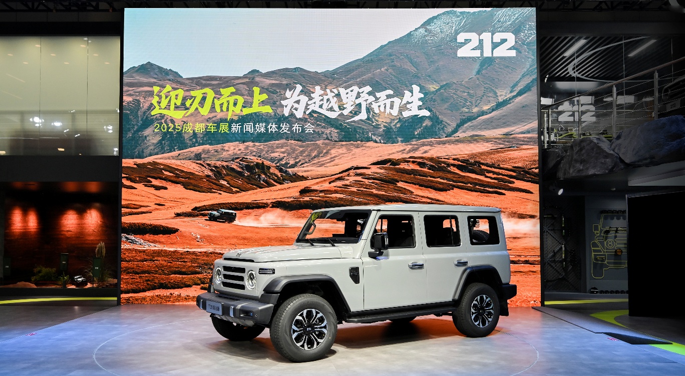 212越野车携T01柴油版亮相成都车展并宣布升级款检阅官正式售价