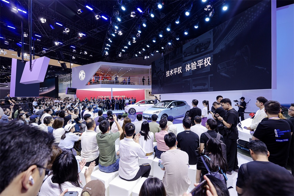 全新MG4售价6.58万起车展杀疯了，竞品直呼不讲武德