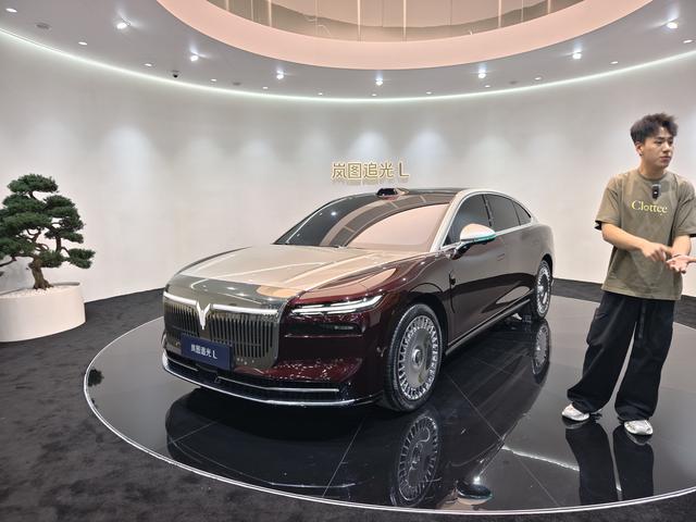 2025成都车展 2026款岚图梦想家预售价38.99万起