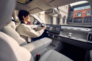 零跑B10新色首发、B01万台交付，零跑汽车全球化战略加速落地