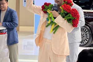 成都车展邓超采购七夕礼物！10分钟下定梦想家，看后全新知音立即钻进车里