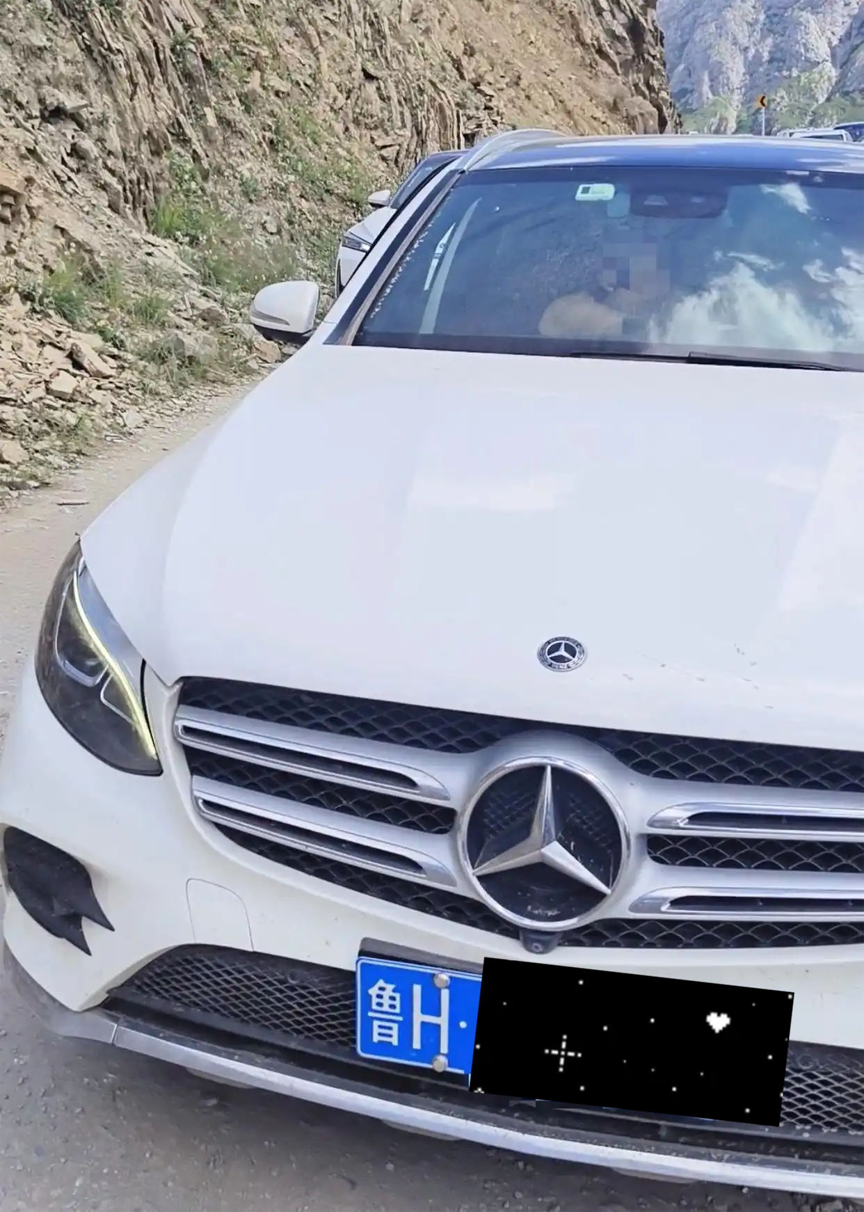 奔驰女司机弯道逆行超车逼停摩托车事件迎来通报：将进一步调查