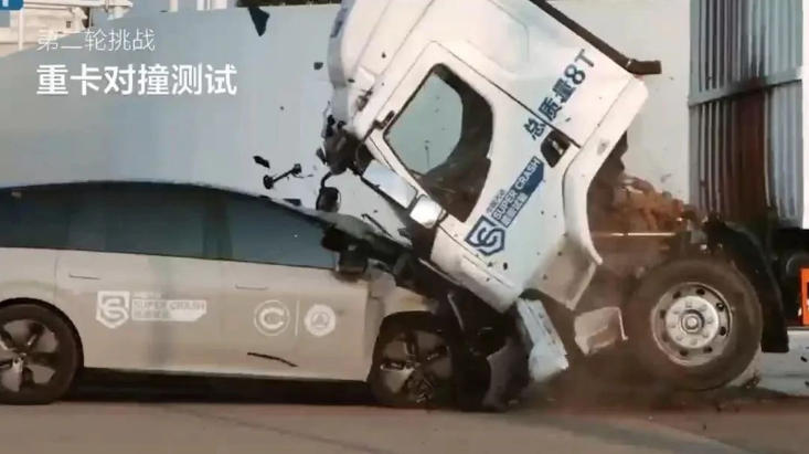 把乘龙卡车撞起飞以后，理想汽车却主动“认怂”了