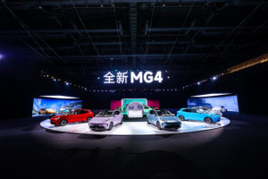 海豚强大对手来了！全新MG4预售价7.38万起，首发量产半固态电池