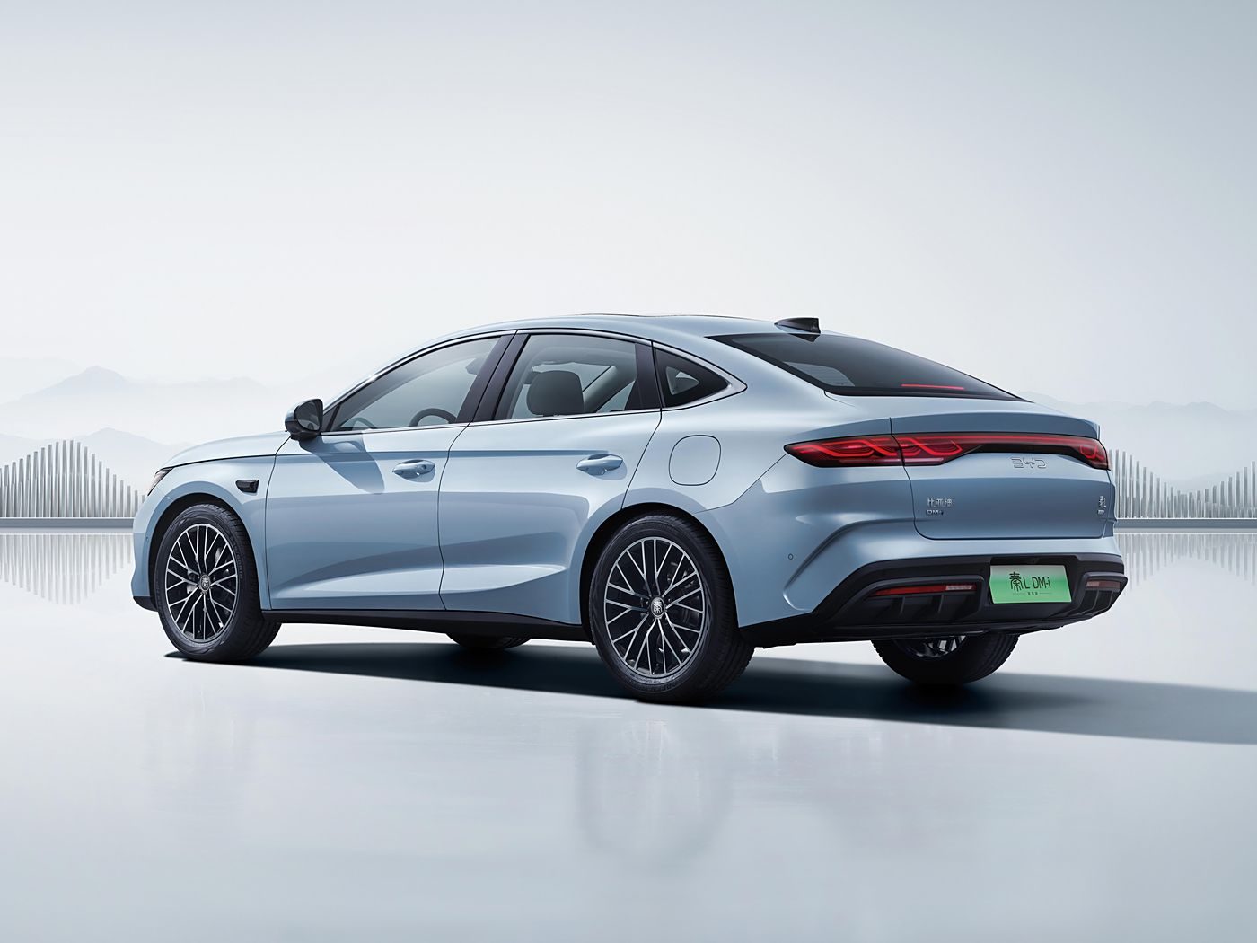 比亚迪第5代DM技术再进化，油耗降至2.6L，混动技术进入策略时代