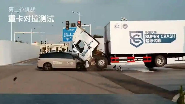 把乘龙卡车撞起飞以后，理想汽车却主动“认怂”了