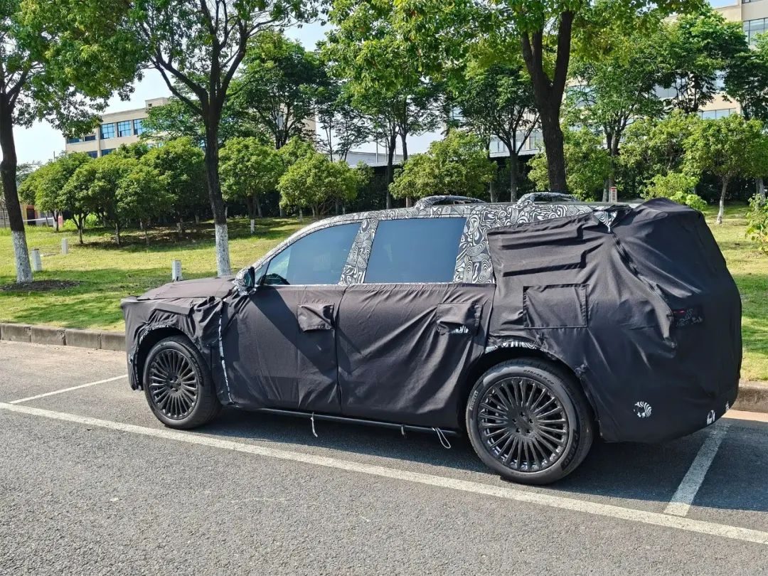【E汽车】岚图全尺寸大六座SUV谍照曝光