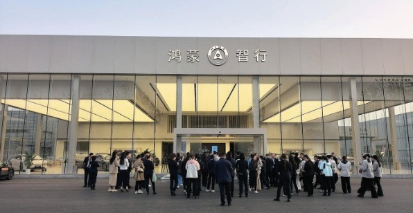 东升西落？奔驰在华迎来关店潮，门店转型鸿蒙智行！