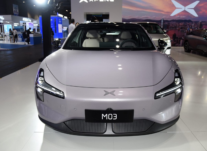 10万级纯电家轿PK：零跑B01与小鹏MONA M03谁更值？