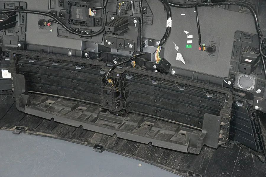 深蓝S05拆车：超大前备箱、超高集成度，10万多的车就有了！