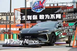 让周笔畅坐着上舞台，全新开发的长安第三代UNI-V魅力值这么高？