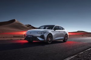 配置拉满，价格炸场！长安第三代UNI-V价格权益发布，到手价9.79万元起！