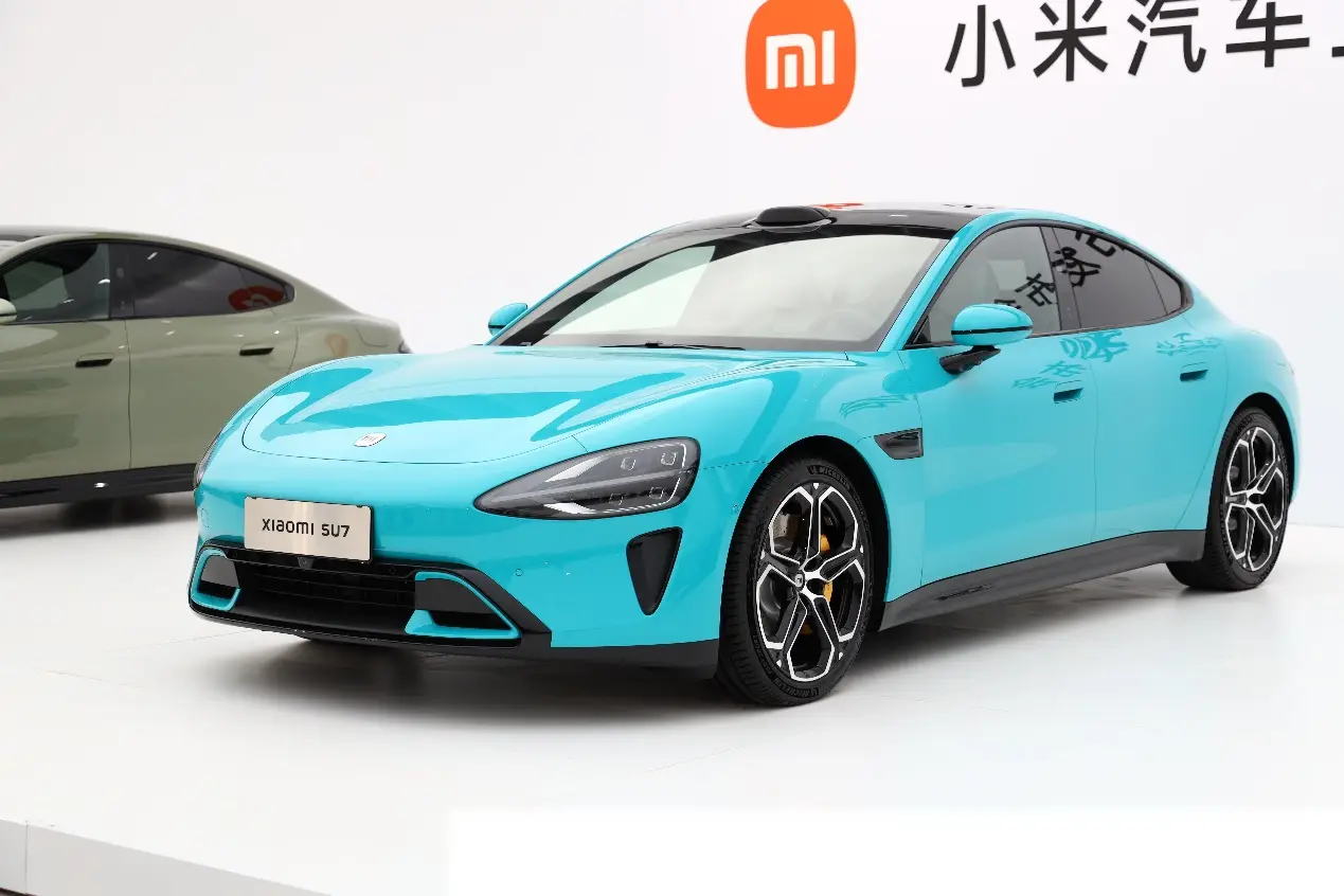 更多的全系标配 全新小鹏P7对比小米SU7