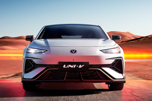 配2.0T+电动尾翼！长安第三代UNI-V上市， 9.79万起