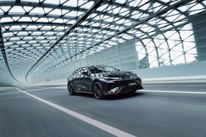 全系标配电动尾翼+掀背门，到手价9.79万元起！长安第三代UNI-V价格权益发布