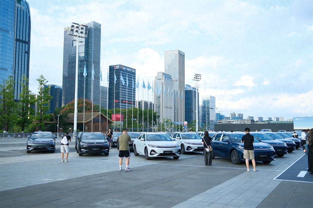 电混家轿颠覆者登场！吉利银河A7全球上市，重塑10万级价值标杆