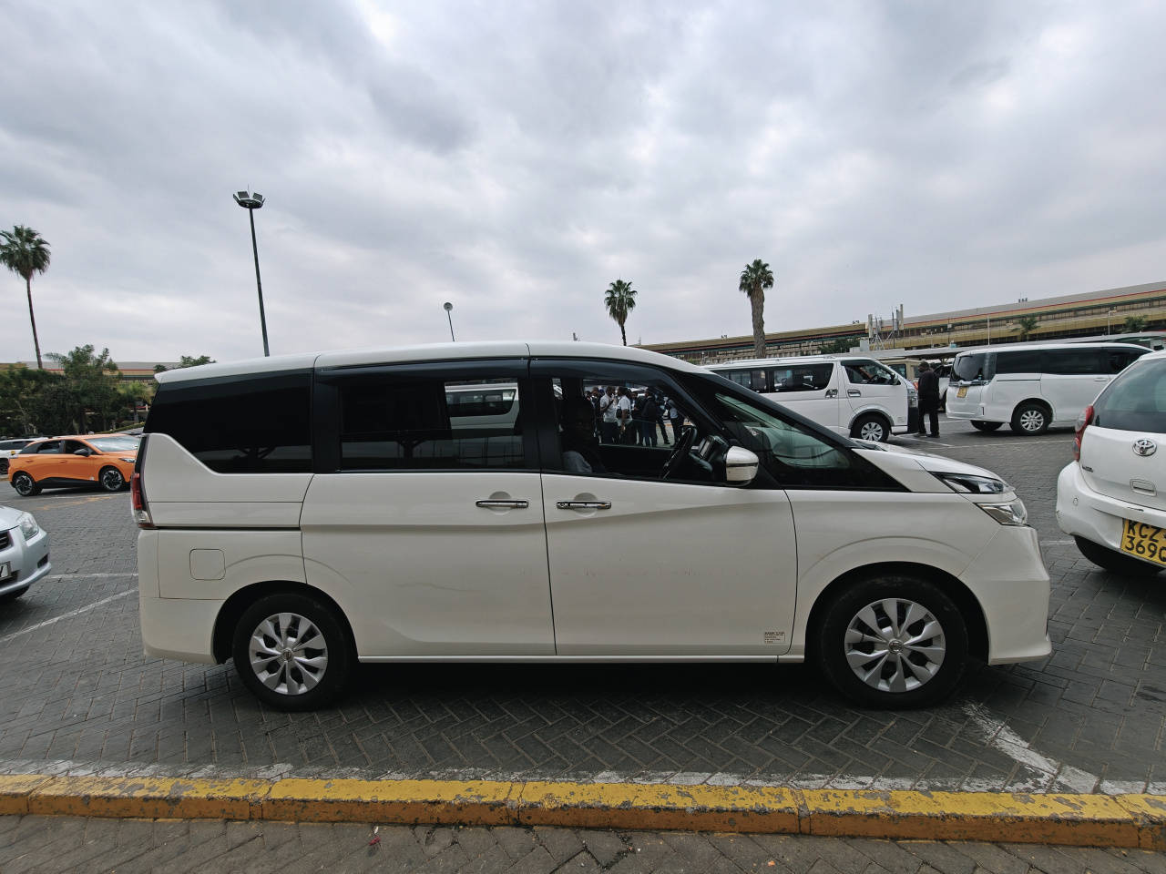 在肯尼亚坐过的车：魔改的LC79，无B柱的丰田车，N手的日系天下