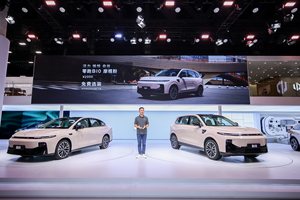 零跑B10摩根粉亮相 B01万台交付 零跑全球化再加速