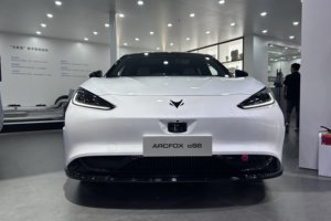 20 万级纯电卷王！极狐阿尔法S6把“智价比”拉满