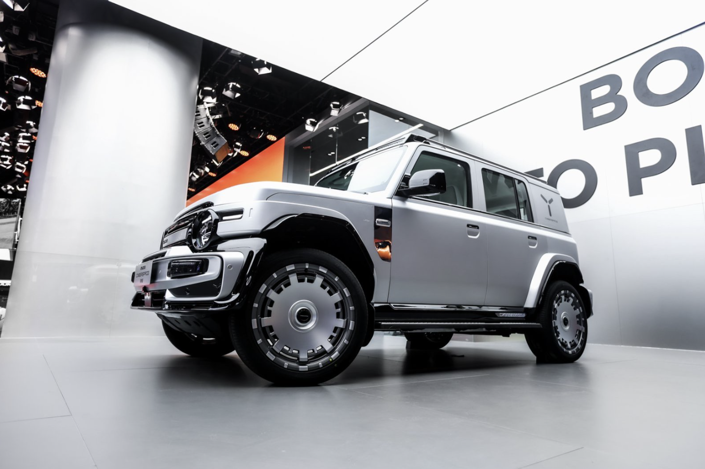 现实版“银翼杀手”！iCAR V23赛博版首秀，改装家族登陆成都车展