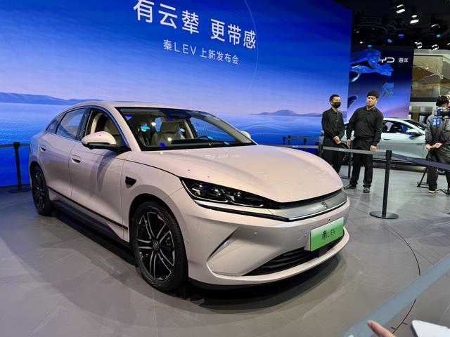 2025成都车展 秦L EV限时10.98万起 同时上新云辇型