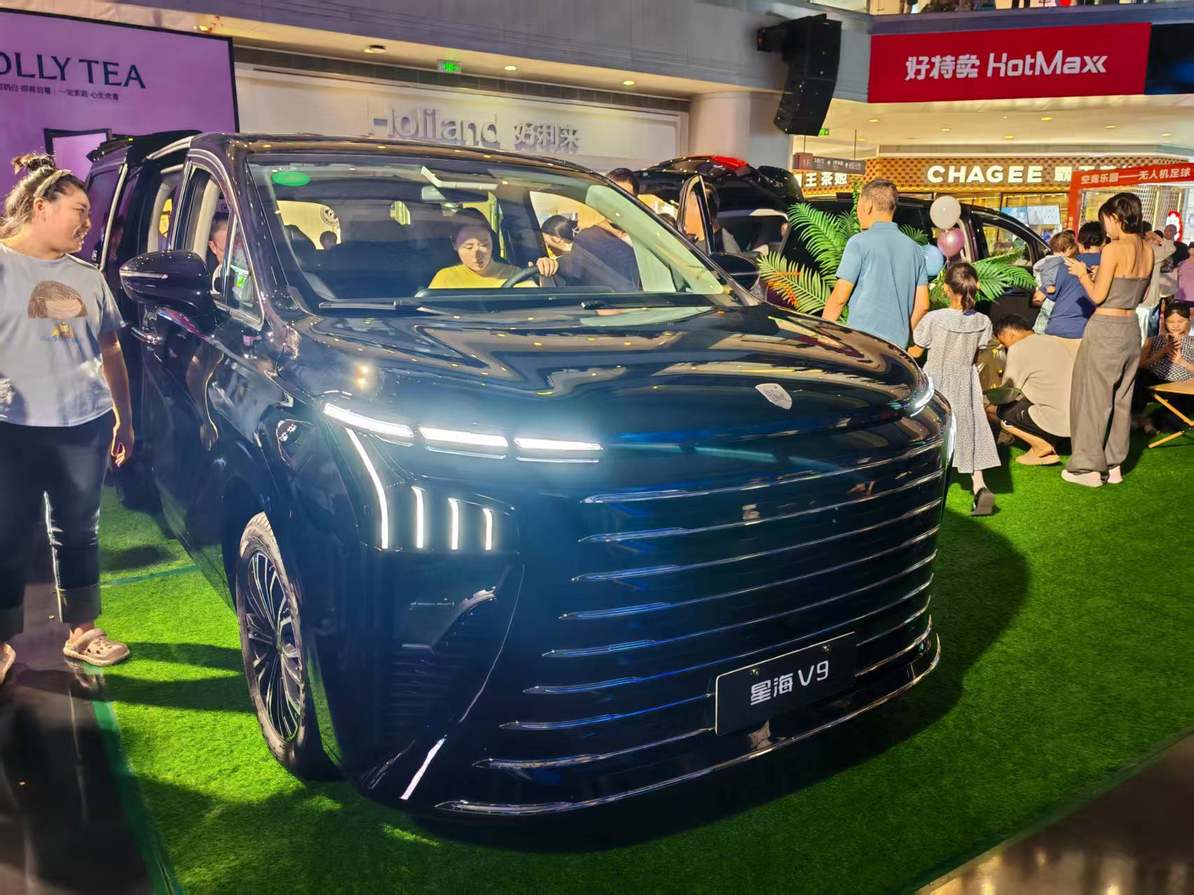东风风行星海V9越享系列成都上市，大、省且便宜的中大型插混MPV