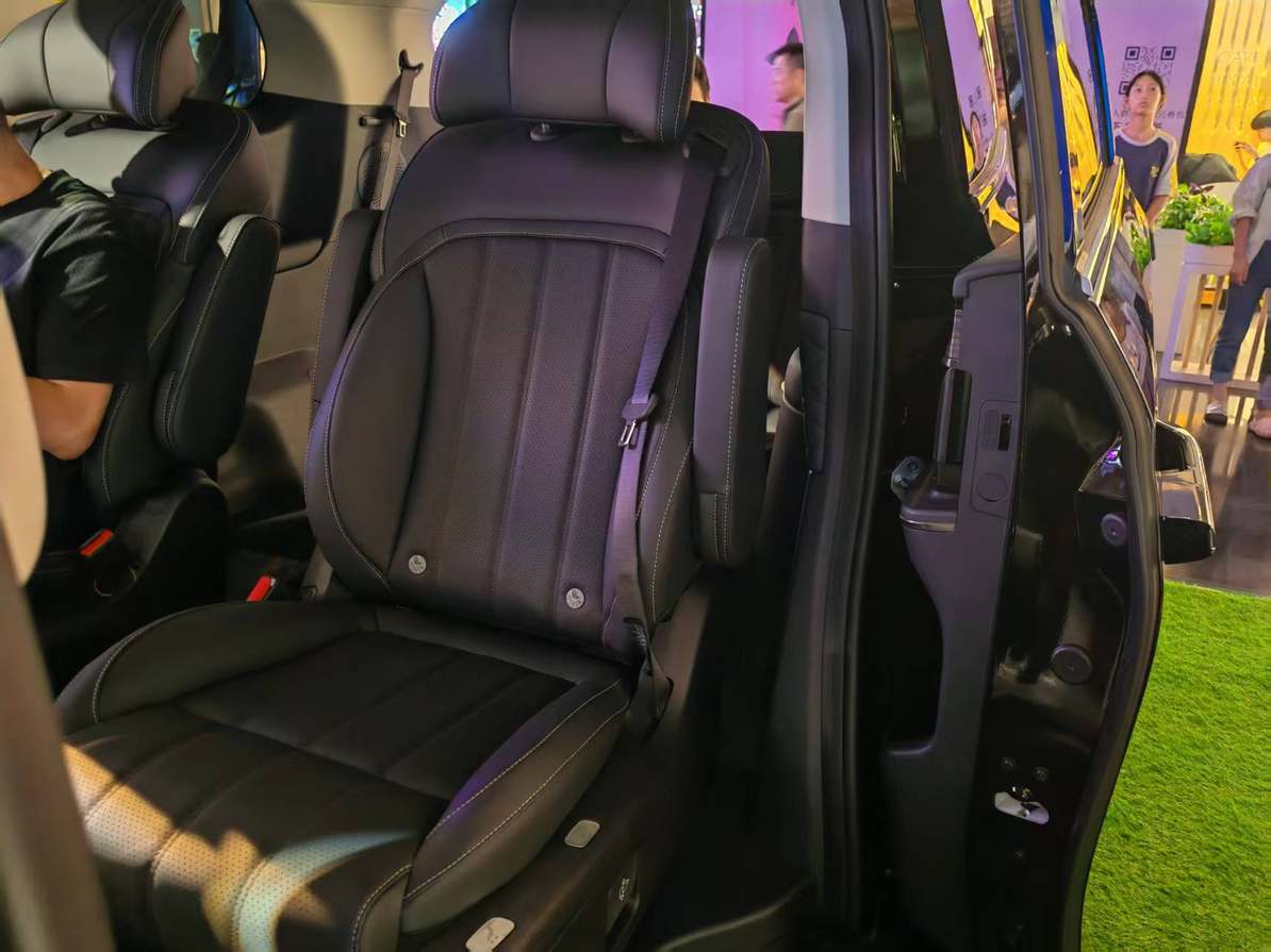 东风风行星海V9越享系列成都上市，大、省且便宜的中大型插混MPV