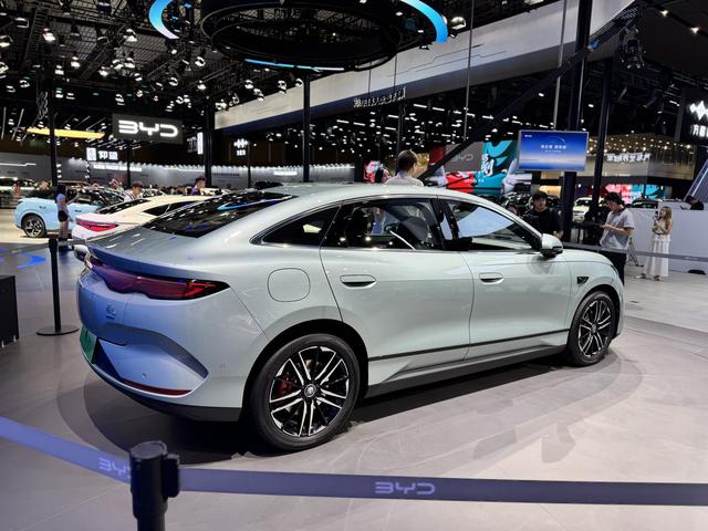 2025成都车展 秦L EV限时10.98万起 同时上新云辇型