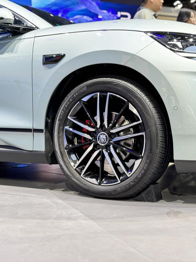 2025成都车展 秦L EV限时10.98万起 同时上新云辇型