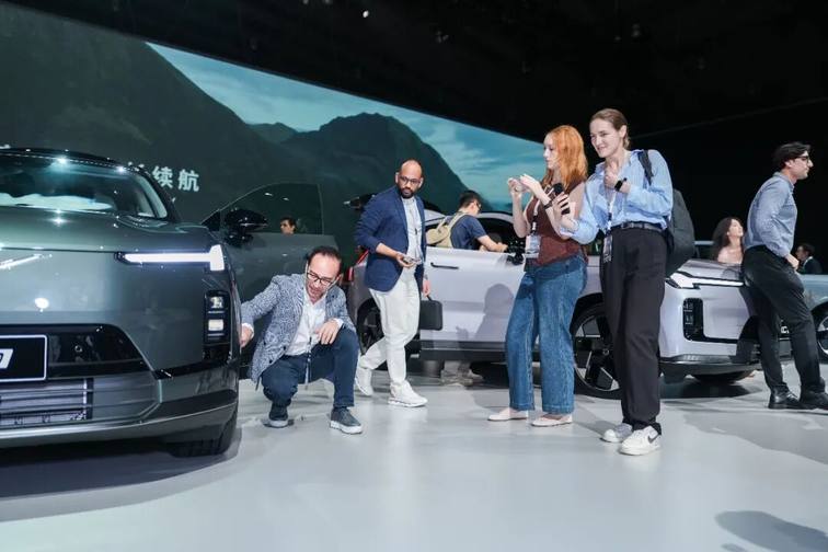 沃尔沃全新XC70全球首发，预售价29.99万起，智能豪华安全全满足