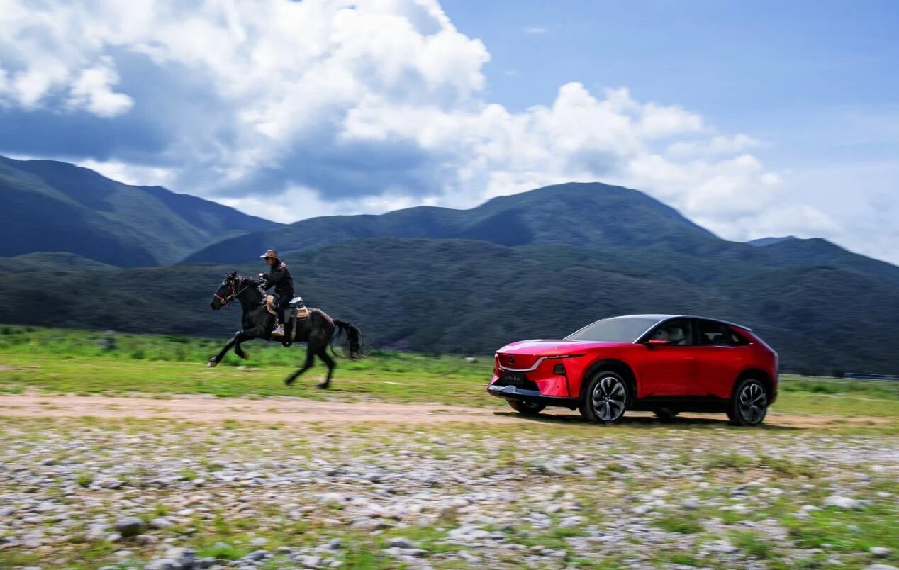 主攻弯道的新能源SUV，马自达EZ-60亮相2025成都车展