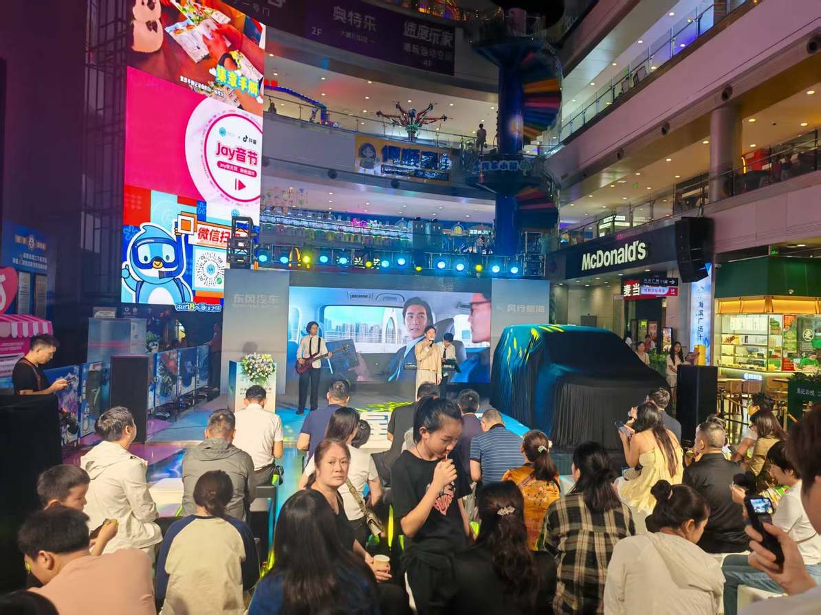 东风风行星海V9越享系列成都上市，大、省且便宜的中大型插混MPV