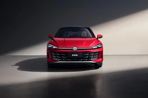 长安第三代UNI-V对比上汽大众凌渡L，都是2.0T掀背车，选哪个更合适？