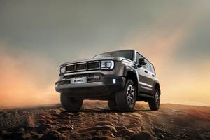 BJ40燃油成功拖拽普拉多，中国汽车工业实力强势崛起！