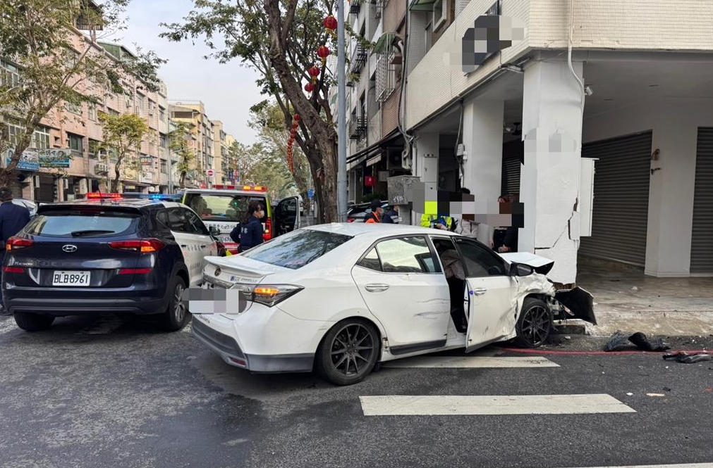 50km/h撞柱子测试，动能相当于3层楼落下，谁能安全通过