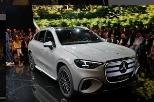 奔驰GLC EV震撼发布，942颗LED格栅+39英寸巨屏，2026年国产加长