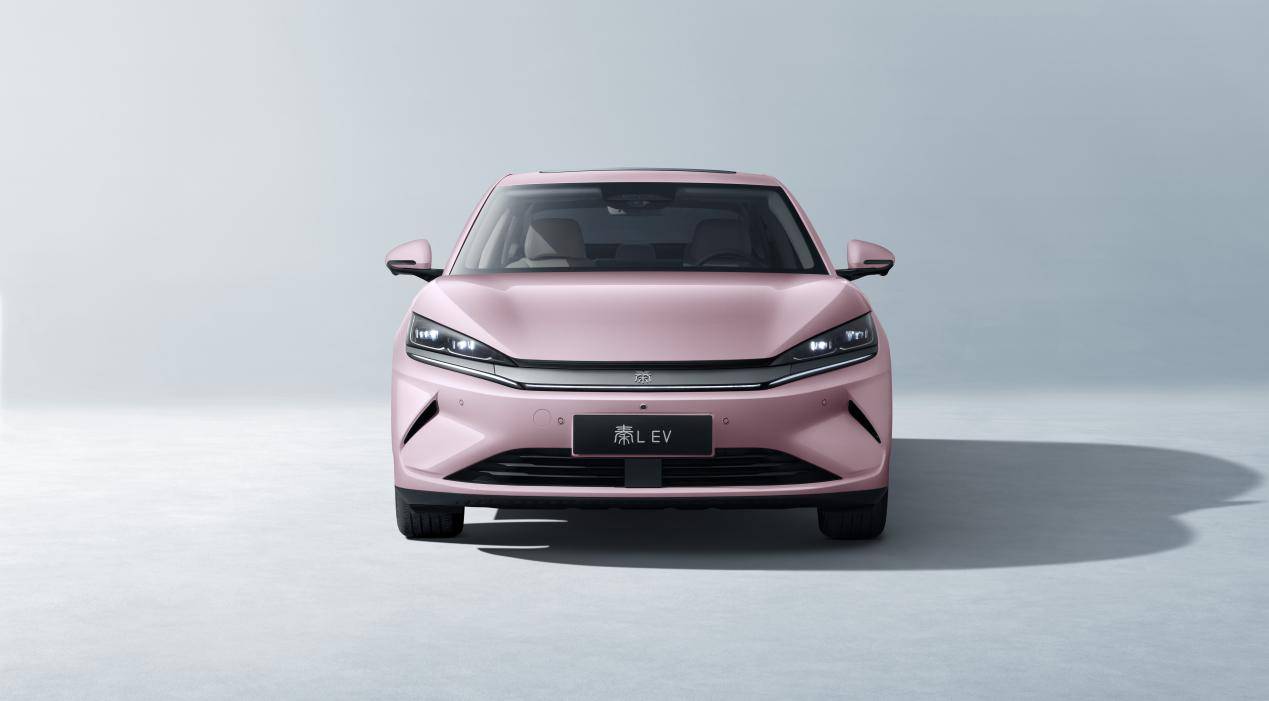 秦L EV云辇型七夕宠粉限时价12.98万元，劈弯不晕车、爆胎能稳行