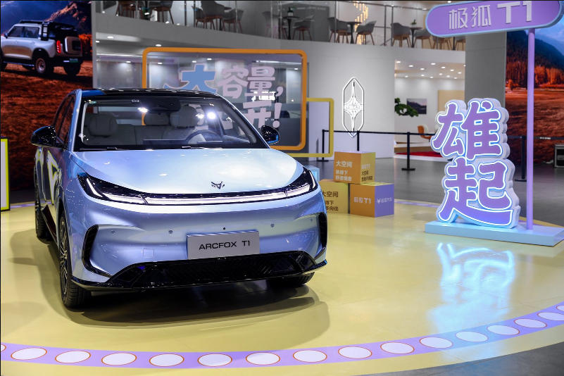 2025成都车展：极狐阿尔法新6系，20万级的“公路坦克”！