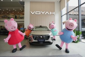 小猪佩奇开启中国之旅 现身成都联动全新岚图知音诠释“家庭宠爱”